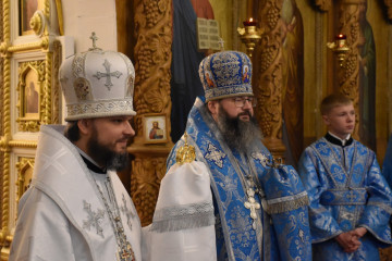 митрополит Смоленский и Дорогобужский Исидор и новопоставленный епископ Вяземский и Гагаринский Алексий совершили Божественную литургию в Вязьме - фото - 3